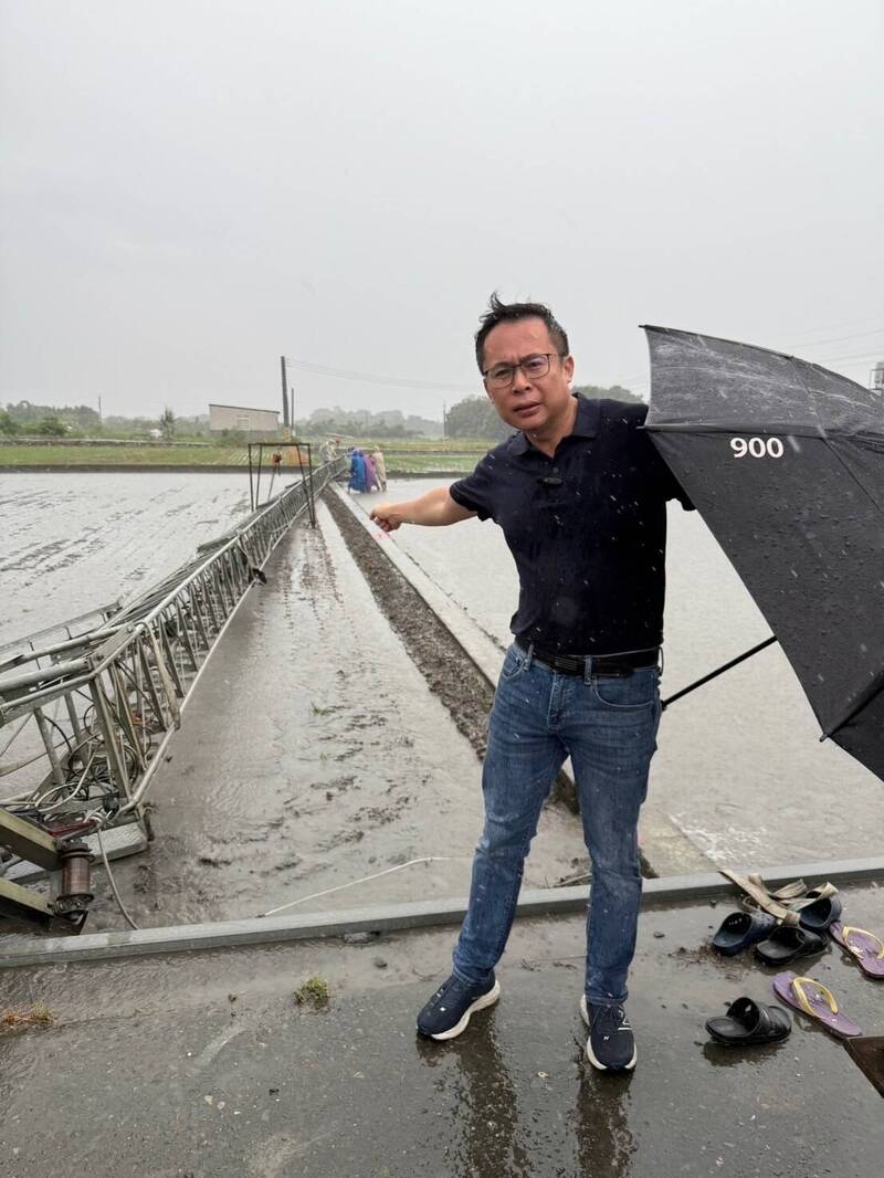 雷雨肆虐狂炸名間鄉  新民村農民冒大雨搶救秧苗機