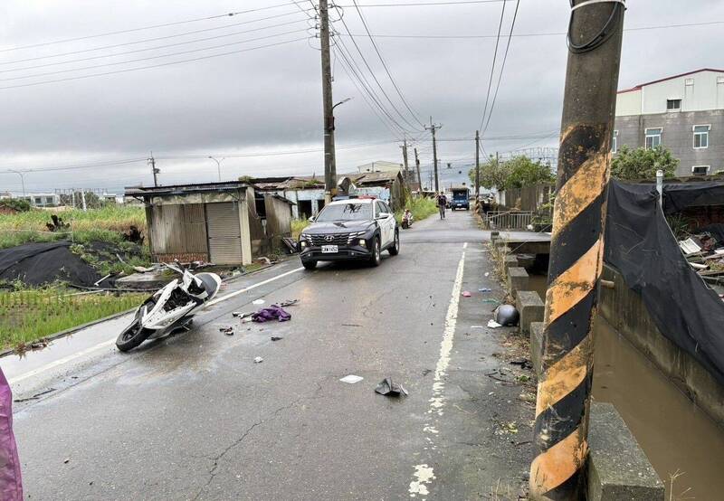 黃婦失控自撞大排護墩後墜落水溝內，機車倒地。（民眾提供）