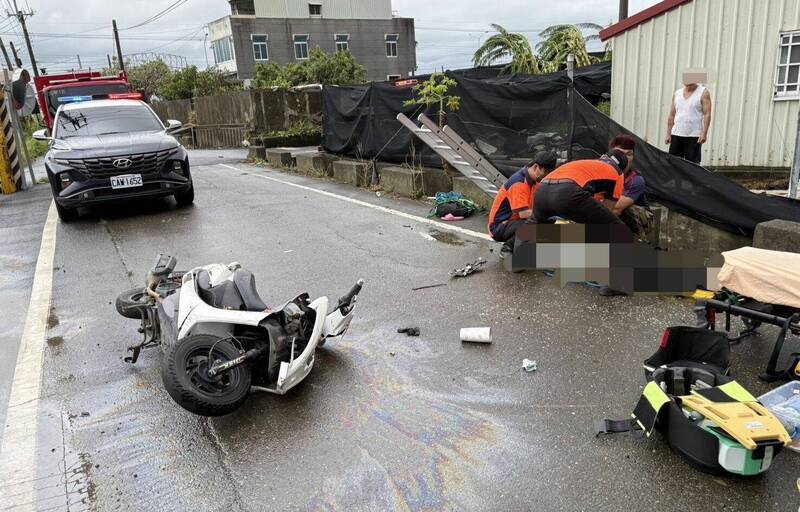 黃婦失控自撞大排護墩後墜落水溝內，被救起後施救，再送醫仍告不治。（民眾提供）
