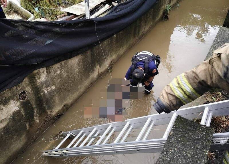 黃婦失控自撞大排護墩後墜入大排內，臉部朝下泡在水中，救援人員架梯救援。（民眾提供）