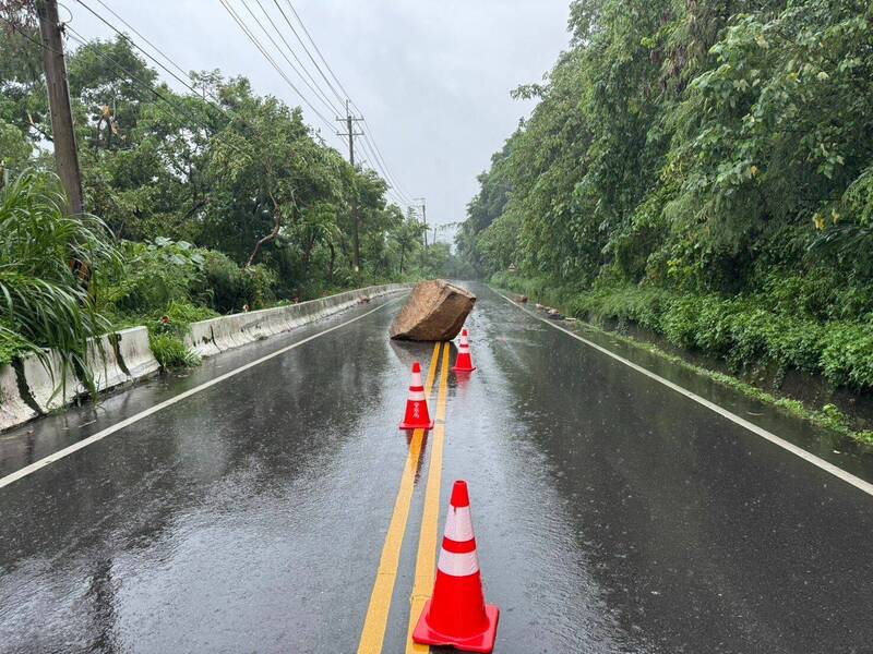 南投省道台21線水里往信義路段，因山區持續降下大雨，導致邊坡巨石掉落影響通行。（圖由民眾提供）