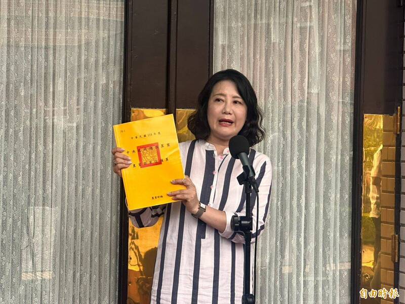 民進黨團幹事長吳思瑤今翻出農業部預算書,批評藍白立委是刪減挹注今年度「農業特別收入基金」9000萬元的元兇,現在卻演得像大善人一樣、假裝關心農民。(記者陳政宇攝) 民進黨團幹事長吳思瑤今翻出農業部預算書,批評藍白立委是刪減挹注今年度「農業特別收入基金」9000萬元的元兇,現在卻演得像大善人一樣、假裝關心農民。(記者陳政宇攝)