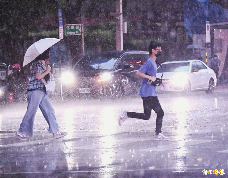 氣象署預測10日天氣非常不穩定，中南部有大雨或豪雨發生機率，南部甚至可能出現豪雨以上的降雨。（資料照）