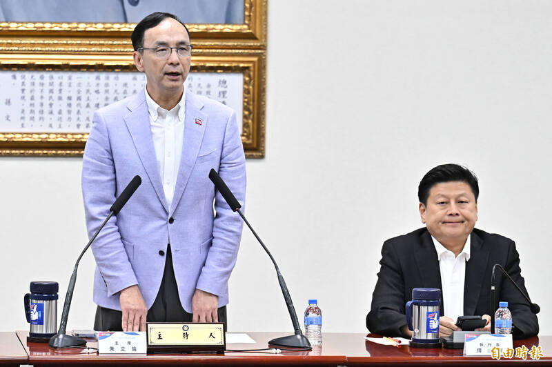 國民黨主席朱立倫（左）喊出特別條例「各退一步」，讓藍委炸鍋，支持者也怒轟是在跟民進黨「投降」。立法院黨團總召傅崐萁（右）急忙緩頰說還沒有拍板，週五黨團會議討論才會定案。（資料照）