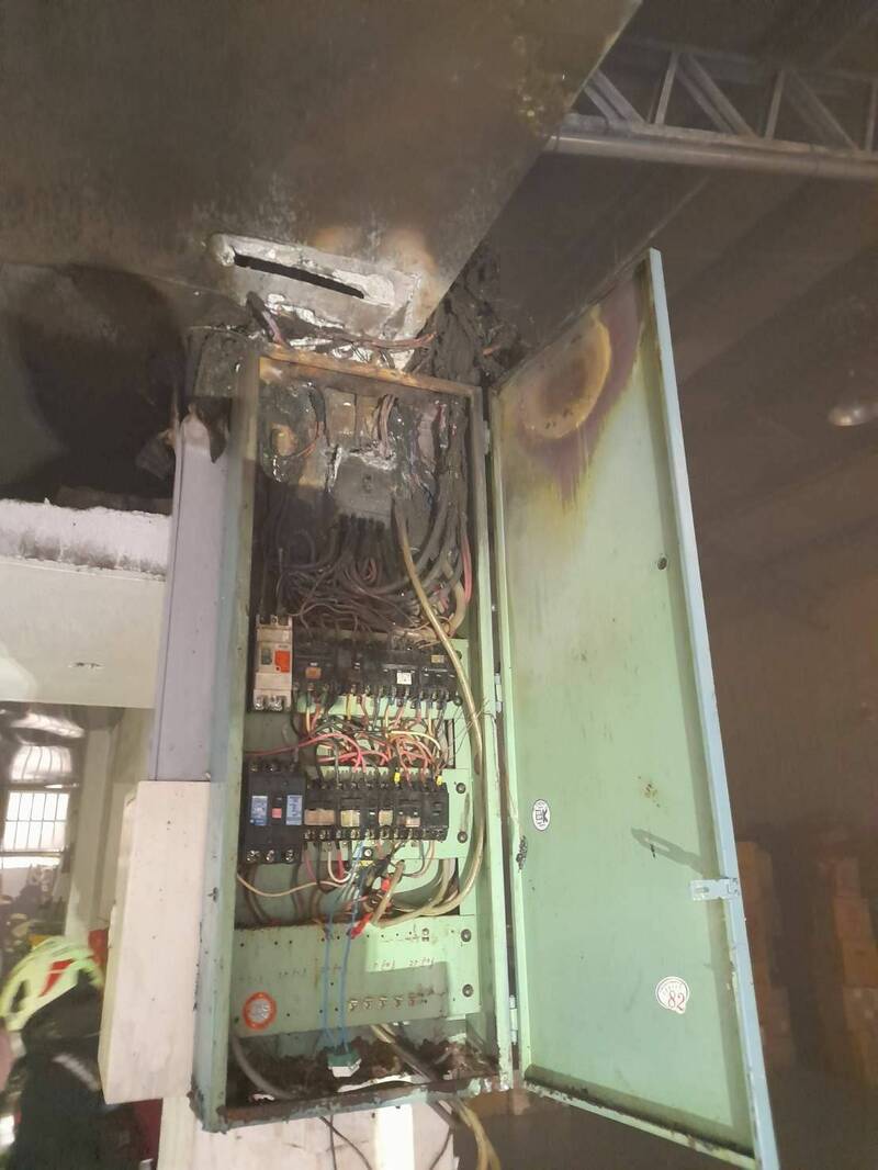 住宅配電箱起火燃燒 86歲老翁做「這件事」讓消防員都說讚