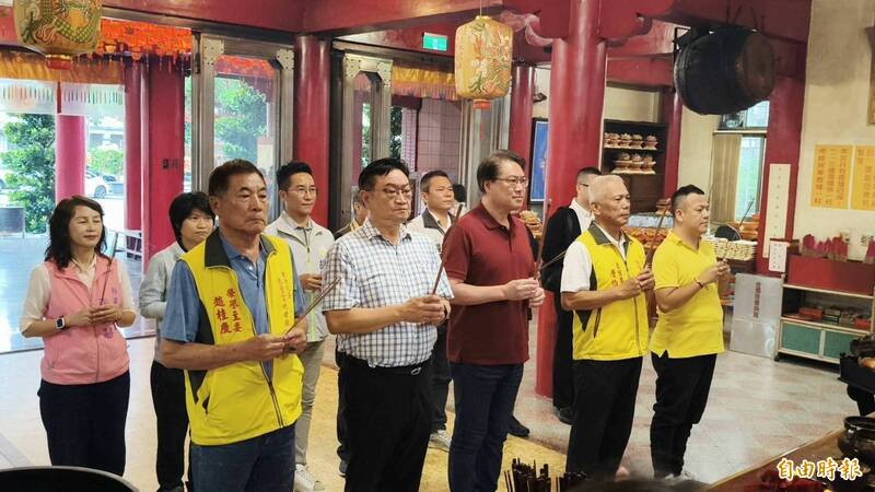 民進黨秘書長林右昌今天到東源花蓮慈聖宮（地母廟）參香祈福，針對國民黨普發現金一萬的回應。（記者王錦義攝）