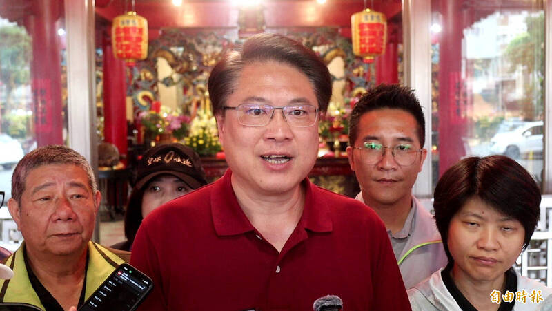 民進黨秘書長林右昌今天到東源花蓮慈聖宮（地母廟）參香祈福，針對國民黨普發現金一萬的回應。（記者王錦義攝）