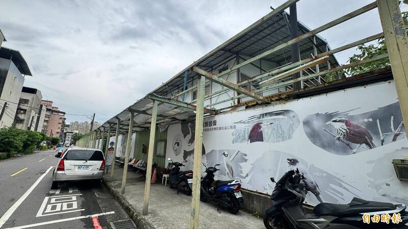 海生館廢棄工寮和圍籬部分鐵皮被吹落破損。（記者盧賢秀攝）