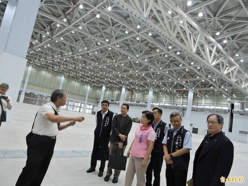 立委楊瓊瓔與中市相關局長會勘台中國際會展中心點交進度。(記者蘇金鳳攝) 立委楊瓊瓔與中市相關局長會勘台中國際會展中心點交進度。(記者蘇金鳳攝)