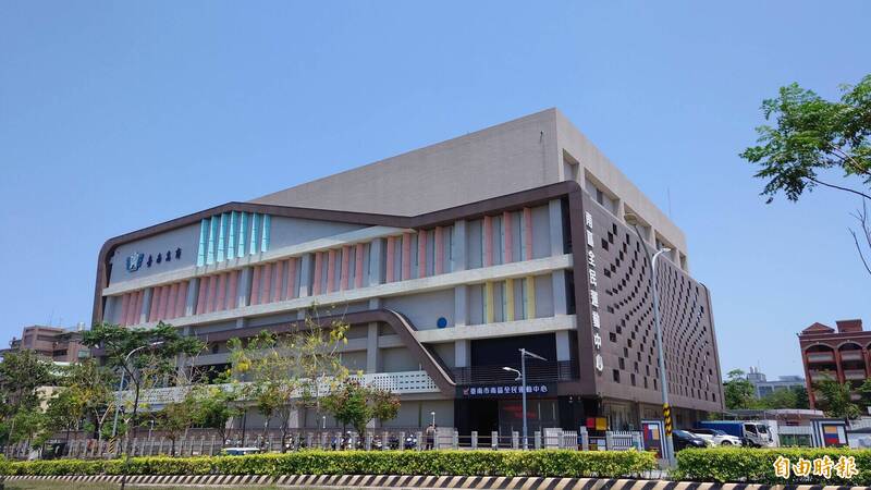 南市府體育局原與台南高商體育館委外經營者合作「南區國民運動中心」,合約屆期,不再冠名,不屬於全民運動中心體系。圖為初成立時的外觀。(資料照,記者洪瑞琴攝) 南市府體育局原與台南高商體育館委外經營者合作「南區國民運動中心」,合約屆期,不再冠名,不屬於全民運動中心體系。圖為初成立時的外觀。(資料照,記者洪瑞琴攝)