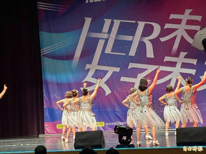 新北市婦女大學成果展登場,學員展現曼妙舞姿。(記者陳奕劭攝) 新北市婦女大學成果展登場,學員展現曼妙舞姿。(記者陳奕劭攝)