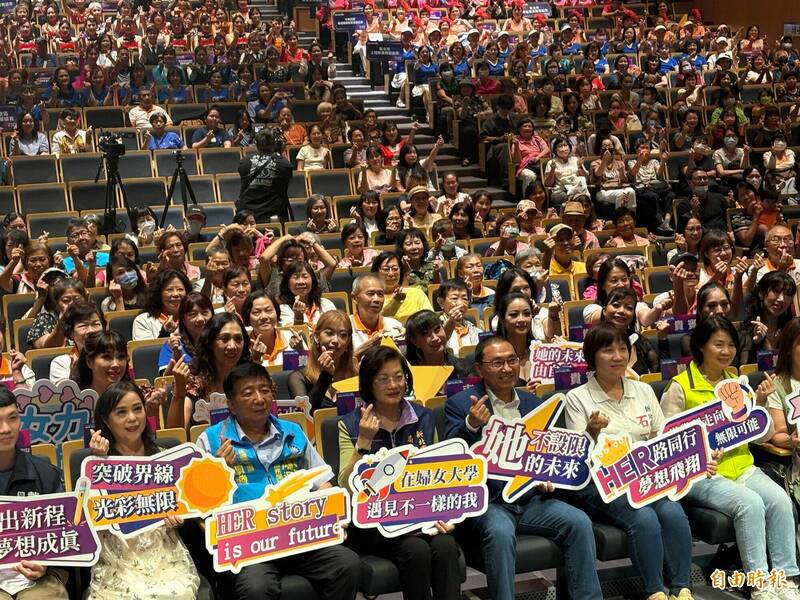 新北市長侯友宜(中)出席婦女大學成果展,與所有學員合影。(記者陳奕劭攝) 新北市長侯友宜(中)出席婦女大學成果展,與所有學員合影。(記者陳奕劭攝)