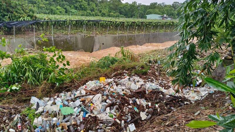 颱風豪雨肆虐南投 名間野溪遭偷倒垃圾引公憤