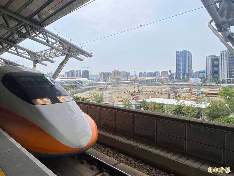 台灣高鐵25日、26日訂位踴躍,圖為台中站進站列車。(記者黃旭磊攝) 台灣高鐵25日、26日訂位踴躍,圖為台中站進站列車。(記者黃旭磊攝)