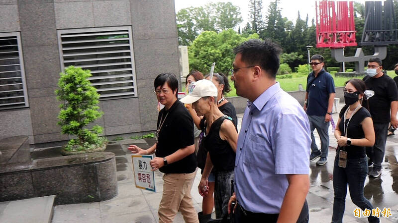 葉霸老師葉春蓮發現植樹節活動被傅崐萁「掛羊頭賣狗肉」成為宣講大會怒嗆,被人架出會場,花蓮地檢署主動偵辦,今天找她出庭。(記者王錦義攝) 葉霸老師葉春蓮發現植樹節活動被傅崐萁「掛羊頭賣狗肉」成為宣講大會怒嗆,被人架出會場,花蓮地檢署主動偵辦,今天找她出庭。(記者王錦義攝)