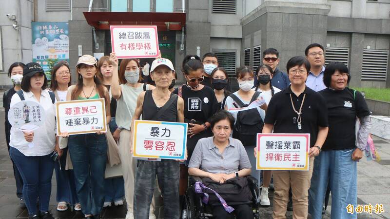 民眾到場聲援葉霸老師。(記者王錦義攝) 民眾到場聲援葉霸老師。(記者王錦義攝)