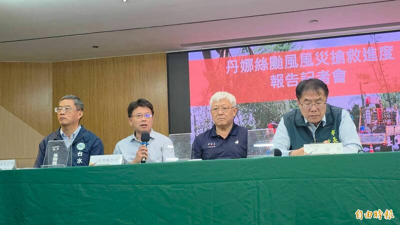 台電配電處副處長林昶旭(左2)說明復電情形。(記者洪瑞琴攝) 台電配電處副處長林昶旭(左2)說明復電情形。(記者洪瑞琴攝)