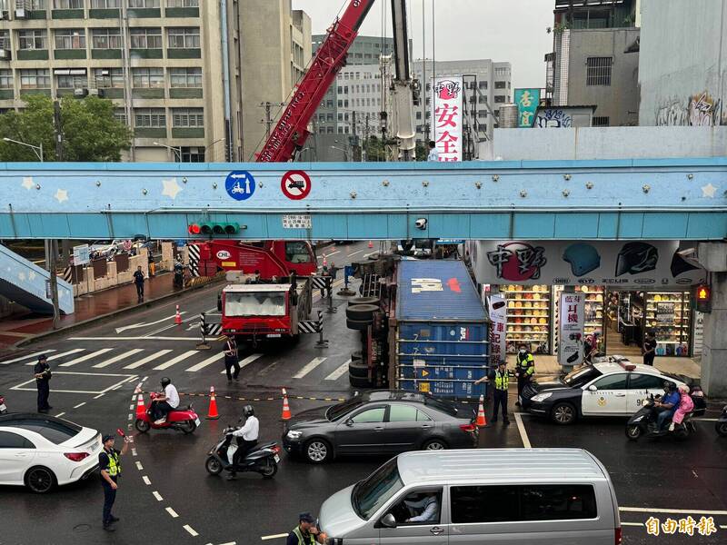 桃園八德中華路一輛貨櫃車翻覆,造成附近交通大亂,省道嚴重塞車。(記者謝武雄攝) 桃園八德中華路一輛貨櫃車翻覆,造成附近交通大亂,省道嚴重塞車。(記者謝武雄攝)