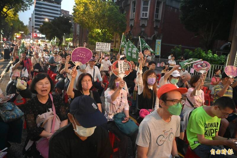 經民連等民團晚間號召民眾赴立院抗議,呼籲藍白在罷免結束前停審爭議法案,靜候罷免投票決定。(記者王藝菘攝) 經民連等民團晚間號召民眾赴立院抗議,呼籲藍白在罷免結束前停審爭議法案,靜候罷免投票決定。(記者王藝菘攝)