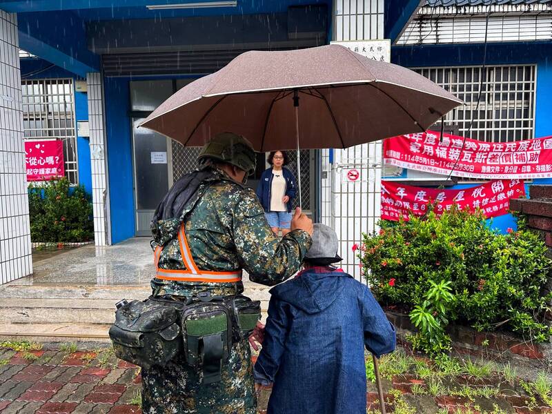 最強援軍!雨炸台東 國軍弟兄衝山區協助撤離 - 生活 - 自由時報電子報