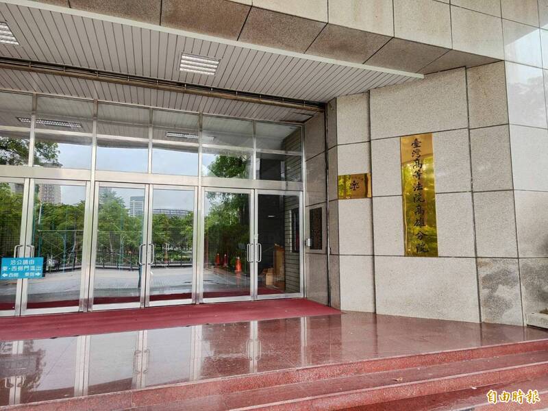 越南移工懷疑同居女友出軌並提分手,涉嫌持折疊刀猛刺致死,高雄高分院依殺人罪判處徒刑10年6月。(記者鮑建信攝) 越南移工懷疑同居女友出軌並提分手,涉嫌持折疊刀猛刺致死,高雄高分院依殺人罪判處徒刑10年6月。(記者鮑建信攝)