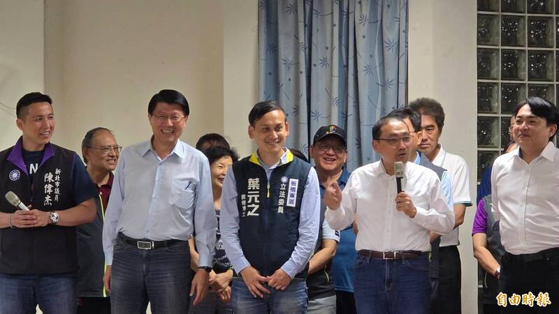 葉元之今(10日)晚舉行問政說明會,邀請新北市長侯友宜與黨籍立委謝龍介、羅智強等人站台助講。(記者黃子暘攝) 葉元之今(10日)晚舉行問政說明會,邀請新北市長侯友宜與黨籍立委謝龍介、羅智強等人站台助講。(記者黃子暘攝)
