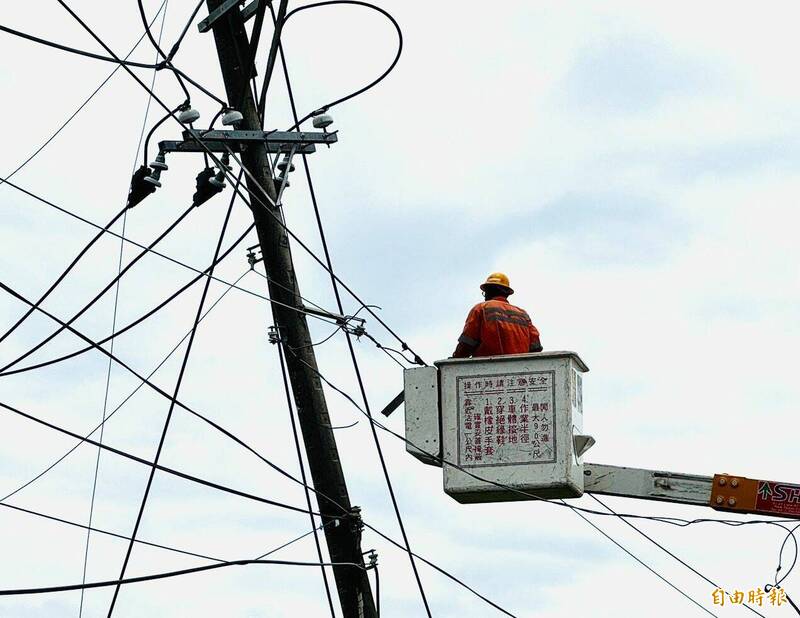嘉義縣大範圍停電,台電人員夜以繼日搶修中。(記者蔡宗勳攝) 嘉義縣大範圍停電,台電人員夜以繼日搶修中。(記者蔡宗勳攝)