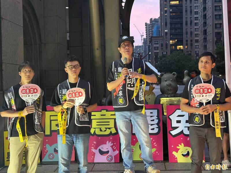 曾成功推動罷免前高雄市長韓國瑜的「罷韓四君子」在新北市林口區聲援罷免立委洪孟楷，尹立表示，人民自救罷免不適任立委，正是憲法賦予的權利。（記者陳奕劭攝）