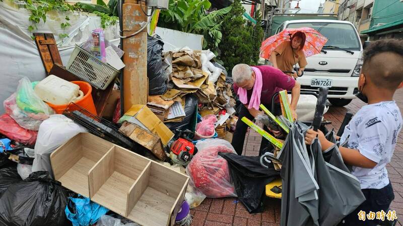 彰化縣七八水災重創地方,民眾打掃家園,清出大批泡水家具與紙類。(記者劉曉欣攝) 彰化縣七八水災重創地方,民眾打掃家園,清出大批泡水家具與紙類。(記者劉曉欣攝)