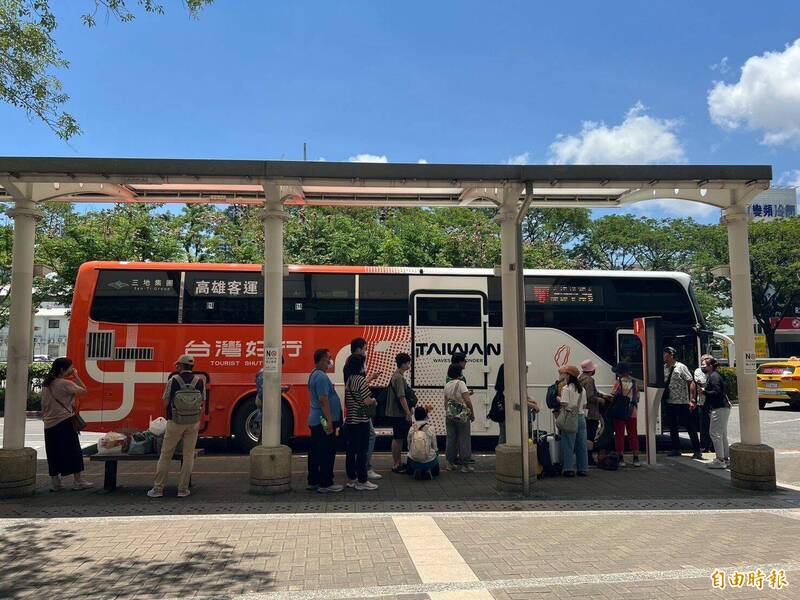 台灣好行新的車身塗裝「TAIWAN ORANGE」正式上路。(記者陳彥廷攝) 台灣好行新的車身塗裝「TAIWAN ORANGE」正式上路。(記者陳彥廷攝)