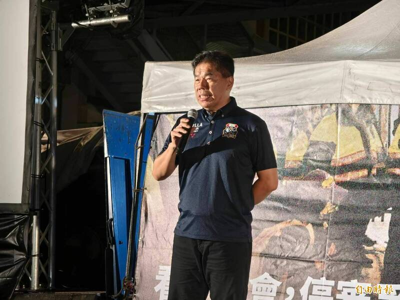 「台灣鷹爸」退役軍官徐柏岳說,這次罷免是正藍軍與假藍軍的對決,如果7月26日能夠罷掉12個立委,接下來就要來推動中配入籍6年改20年。(記者王藝菘攝) 「台灣鷹爸」退役軍官徐柏岳說,這次罷免是正藍軍與假藍軍的對決,如果7月26日能夠罷掉12個立委,接下來就要來推動中配入籍6年改20年。(記者王藝菘攝)