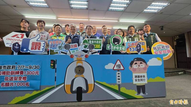 台南市於暑假期間推出「機車駕訓快考專班」，鼓勵青少年建立正確交通觀念。（記者洪瑞琴攝）