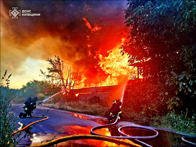 俄羅斯8日至9日對烏國發射700多架無人機，再度創下開戰3年多以來單日最大規模。圖為基輔遇襲後引發大火，消防隊員全力灌救。（法新社）