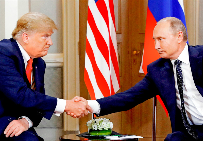 美國總統川普（左）8日升高對俄羅斯總統普廷（右）的批評，指普廷對美國「說了一堆廢話」，「我對普廷不高興」。（路透檔案照）