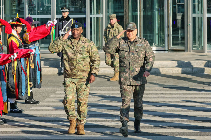 駐韓美軍司令布朗森（左）將南韓描述為「有如日本與中國之間的航空母艦」。圖為布朗森與南韓聯合參謀本部議長金明秀（右）。（歐新社檔案照）