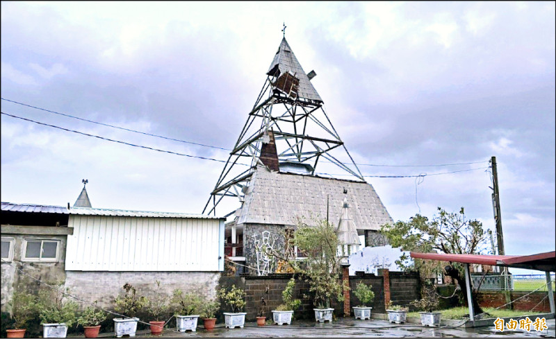 後壁菁寮聖十字教堂的主建築聖教堂的鋁片屋頂被吹掀。
（記者楊金城攝）
