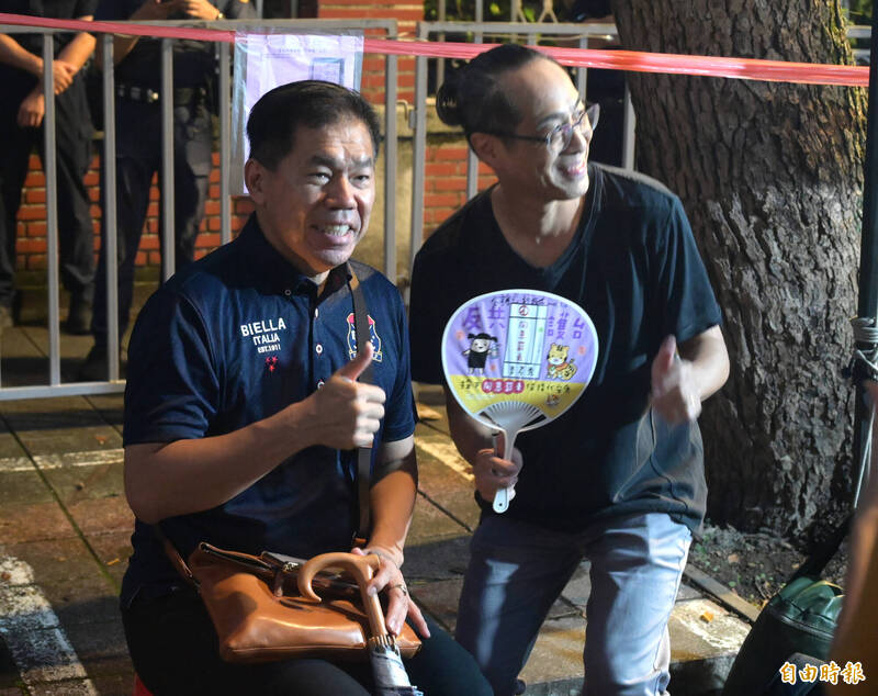 鷹爸與支持者合影。(記者王藝菘攝) 鷹爸與支持者合影。(記者王藝菘攝)