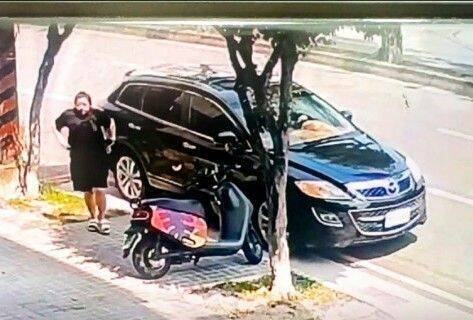 關鍵人之一的李姓團購者，檢方諭知15萬元交保，圖為她到當舖找王家姊妹情景。（民眾提供）