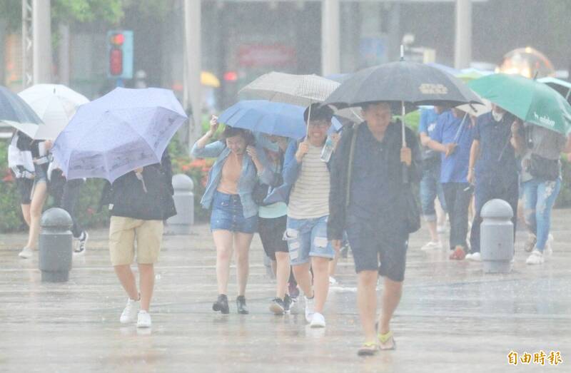今日天氣非常不穩,氣象署持續針對中南部發布豪雨特報,民眾外出記得攜帶雨具。(資料照) 今日天氣非常不穩,氣象署持續針對中南部發布豪雨特報,民眾外出記得攜帶雨具。(資料照)