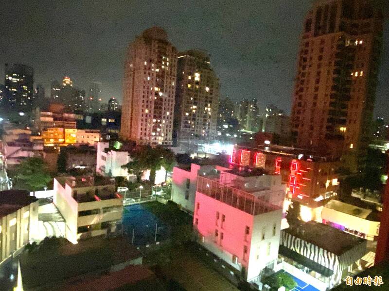 台中七期住宅區深夜消防警報狂響。(記者黃旭磊攝) 台中七期住宅區深夜消防警報狂響。(記者黃旭磊攝)