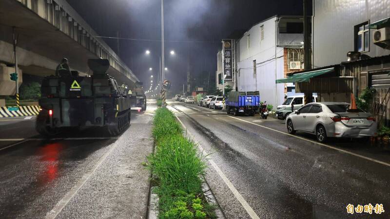 撞擊事故發生後,凌晨1點40分仍見軍車沿高鐵南路六段行駛,已未走民宅路邊。(記者黃政嘉攝) 撞擊事故發生後,凌晨1點40分仍見軍車沿高鐵南路六段行駛,已未走民宅路邊。(記者黃政嘉攝)