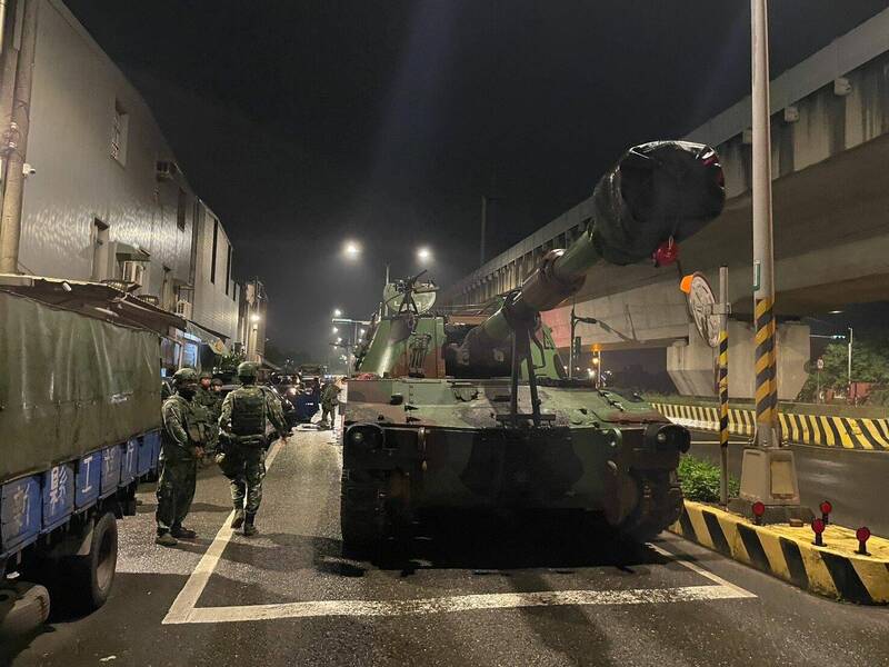 陸軍裝甲542旅M109A5自走砲車昨晚不慎在桃園市新屋區新榮路292巷旁,撞擊4輛汽車。(記者黃政嘉翻攝) 陸軍裝甲542旅M109A5自走砲車昨晚不慎在桃園市新屋區新榮路292巷旁,撞擊4輛汽車。(記者黃政嘉翻攝)