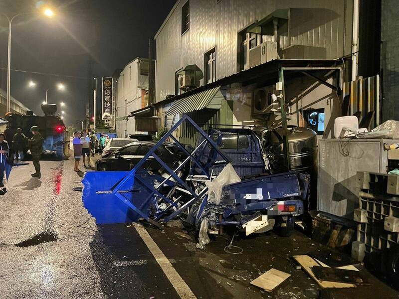 陸軍裝甲542旅M109A5自走砲車昨晚不慎在桃園市新屋區新榮路292巷旁,撞擊4輛汽車。(記者黃政嘉翻攝) 陸軍裝甲542旅M109A5自走砲車昨晚不慎在桃園市新屋區新榮路292巷旁,撞擊4輛汽車。(記者黃政嘉翻攝)