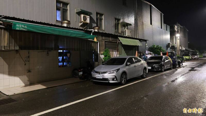 陸軍裝甲542旅M109A5自走砲車昨晚不慎在桃園市新屋區新榮路292巷旁,撞擊4輛汽車。(記者黃政嘉攝) 陸軍裝甲542旅M109A5自走砲車昨晚不慎在桃園市新屋區新榮路292巷旁,撞擊4輛汽車。(記者黃政嘉攝)