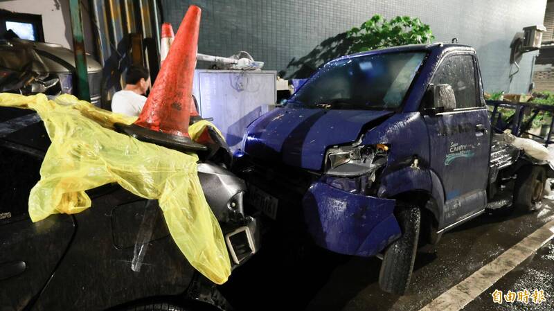前面最先遭撞擊的藍色貨卡車頭嚴重變形。(記者黃政嘉攝) 前面最先遭撞擊的藍色貨卡車頭嚴重變形。(記者黃政嘉攝)