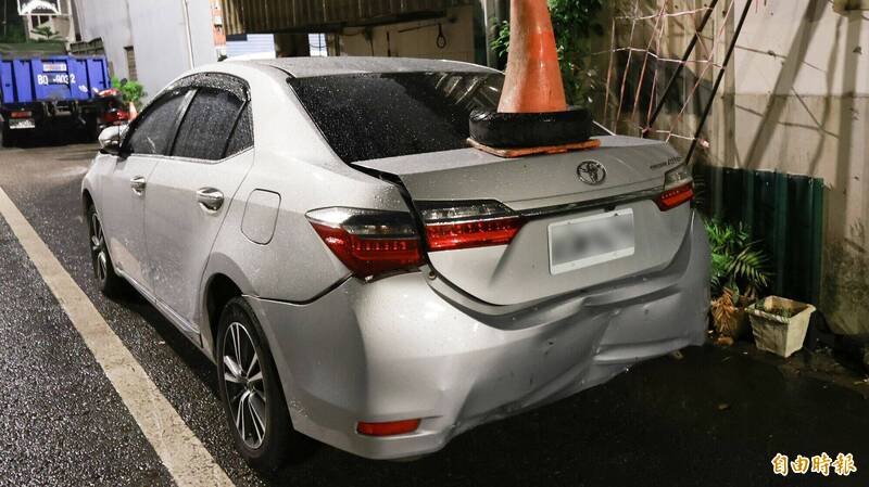 新榮路292巷透天厝住戶黃姓男子的兒子轎車後方板金翹起。(記者黃政嘉攝) 新榮路292巷透天厝住戶黃姓男子的兒子轎車後方板金翹起。(記者黃政嘉攝)