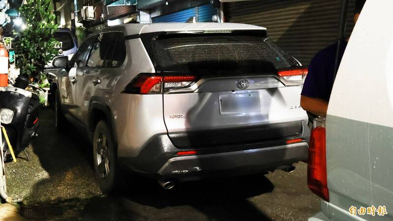新榮路292巷透天厝住戶黃姓男子休旅車僅左後方留轎車碰撞擦痕。(記者黃政嘉攝) 新榮路292巷透天厝住戶黃姓男子休旅車僅左後方留轎車碰撞擦痕。(記者黃政嘉攝)