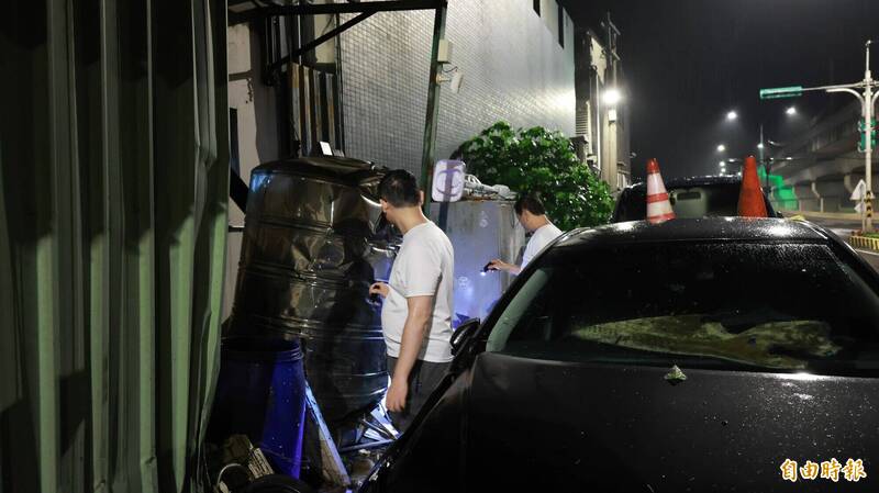 新榮路292巷透天厝住戶黃姓男子與兒子漏夜檢視水塔、水管破裂情形。(記者黃政嘉攝) 新榮路292巷透天厝住戶黃姓男子與兒子漏夜檢視水塔、水管破裂情形。(記者黃政嘉攝)