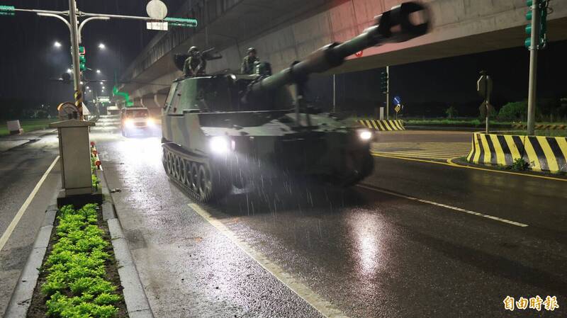 撞擊事故發生後,凌晨1點40分仍見軍車沿高鐵南路六段行駛,已未走民宅路邊。(記者黃政嘉攝) 撞擊事故發生後,凌晨1點40分仍見軍車沿高鐵南路六段行駛,已未走民宅路邊。(記者黃政嘉攝)