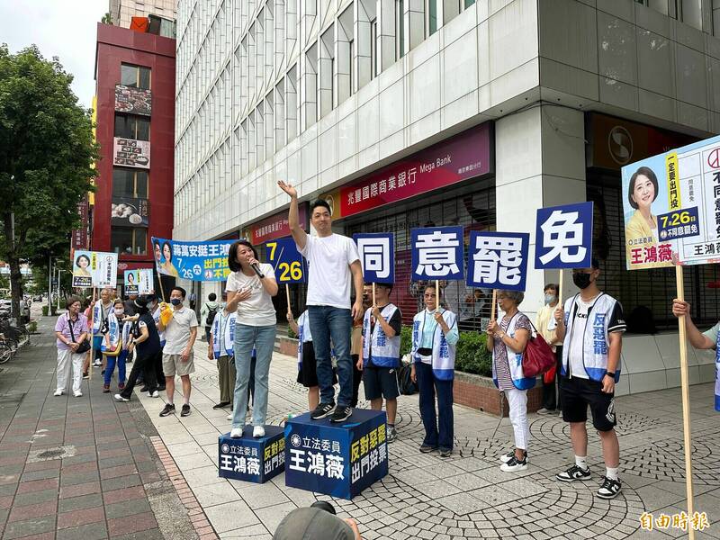 蔣萬安(右)、王鴻薇(左)今一早站路口街講。(記者甘孟霖攝) 蔣萬安(右)、王鴻薇(左)今一早站路口街講。(記者甘孟霖攝)
